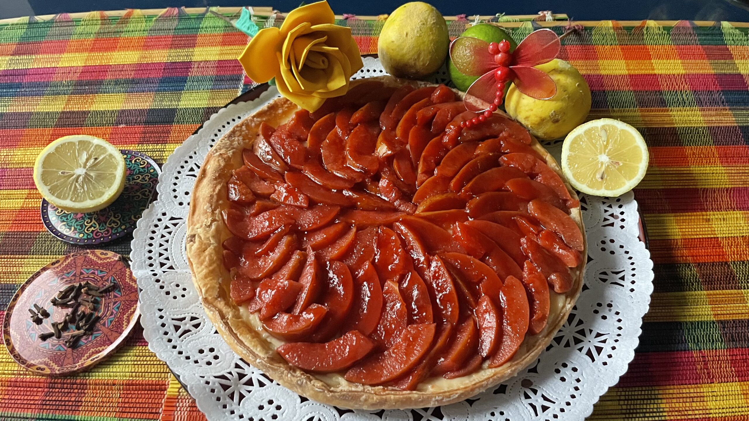 Tarta de Hojaldre con Crema Pastelera y Membrillo en Almíbar